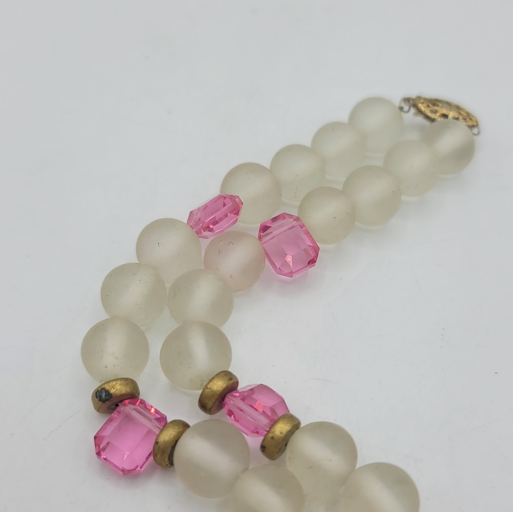 Frosted glass beaded necklace w/ pink faceted accents, brass spacers 80s Vintage - Picture 3 of 13